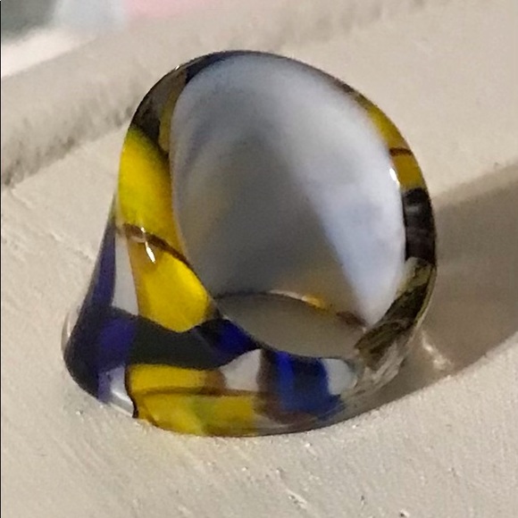 Beautiful yellow, deep blue, and white glass ring. - Picture 2 of 3